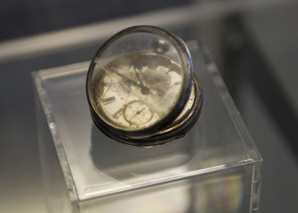 Un buzo de la empresa RMS Titanic, Inc., trabaja en las tareas de reflote de una parte del casco del transatlántico naufragado. Imagen de archivo. (Foto: AP)